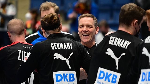 Cheftrainer Alfred Gislason (M) und die deutsche Mannschaft treffen in der WM-Quali auf Belarus oder die Färöer Inseln.