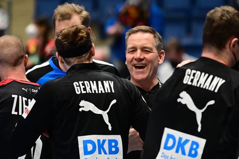 Cheftrainer Alfred Gislason (M) und die deutsche Mannschaft treffen in der WM-Quali auf Belarus oder die Färöer Inseln.