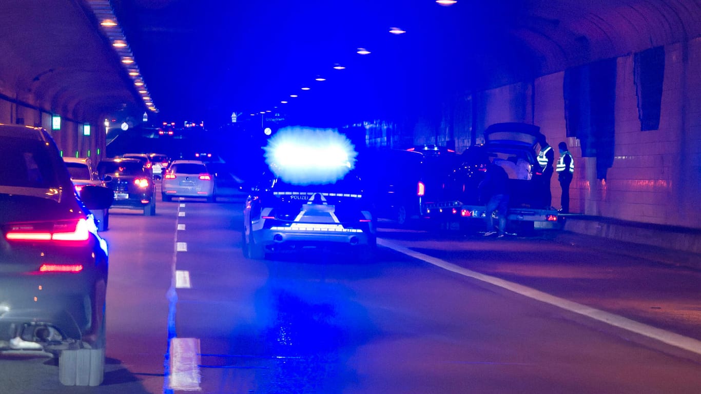 Ein Polizeifahrzeug auf Blaulichtfahrt (Symbolbild): Dem Raser droht eine hohe Geldstrafe und Fahrverbot.