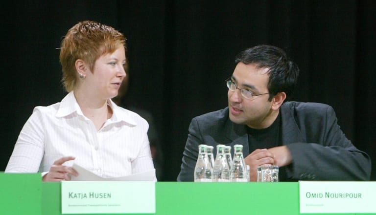 Katja Husen (l) und Omid Nouripour im Juli 2005: Gemeinsam werden sie im Dezember 2002 in den Bundesvorstand der Grünen gewählt. Seit 1999 fungierte er bereits als Vorsitzender der Grünen Jugend Hessen.