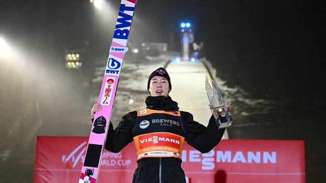 Ryoyu Kobayashi bejubelt seinen Sieg beim Springen in Willingen.