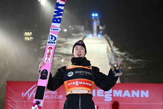 Ryoyu Kobayashi bejubelt seinen Sieg beim Springen in Willingen.