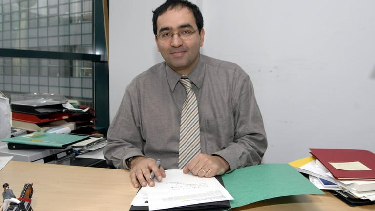 Nouripour im Februar 2007: Im Jahr seines Abiturs 1996 tritt Nouripour den Grünen bei. In seiner Studienzeit jobbt er unter anderem als Mitarbeiter von Abgeordneten und freier Journalist.