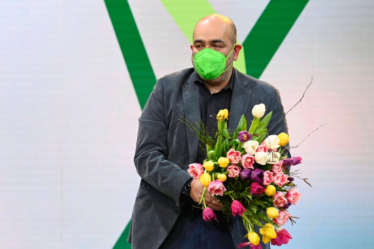 Omid Nouripour: Seit dem 29. Januar 2022 steht er gemeinsam mit Ricarda Lang an der Spitze der Grünen. Der 46-jährige Außenpolitiker stammt ursprünglich aus dem Iran und ist schon seit seiner Abiturzeit Mitglied der Partei.