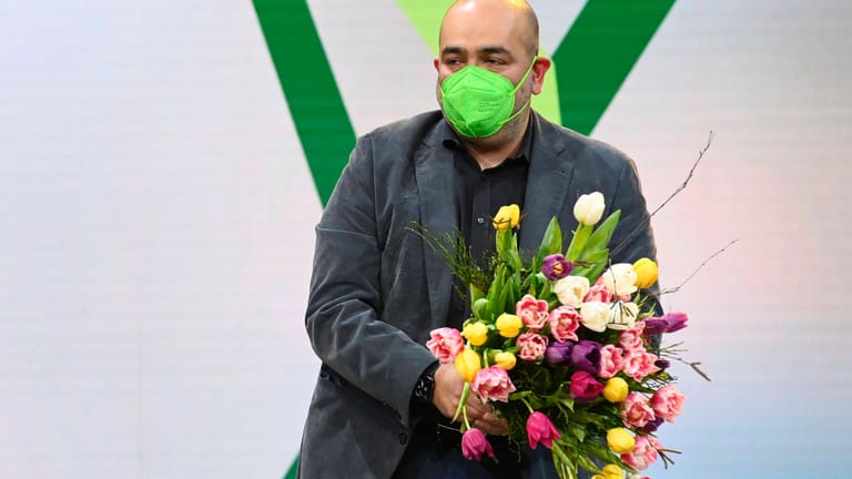Omid Nouripour: Seit dem 29. Januar 2022 steht er gemeinsam mit Ricarda Lang an der Spitze der Grünen. Der 46-jährige Außenpolitiker stammt ursprünglich aus dem Iran und ist schon seit seiner Abiturzeit Mitglied der Partei.