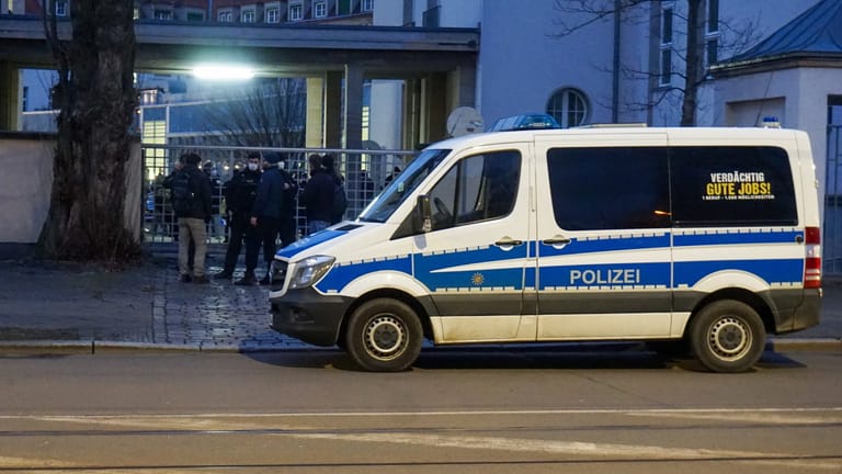 Polizisten vor den festgesetzten Demonstranten auf dem Gelände der Psychiatrie der Leipziger Uniklinik: Mehrere Dutzend Personen hatten das Areal gestürmt.