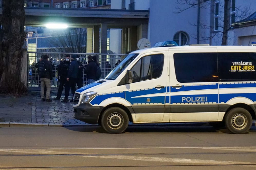 Polizisten vor den festgesetzten Demonstranten auf dem Gelände der Psychiatrie der Leipziger Uniklinik: Mehrere Dutzend Personen hatten das Areal gestürmt.