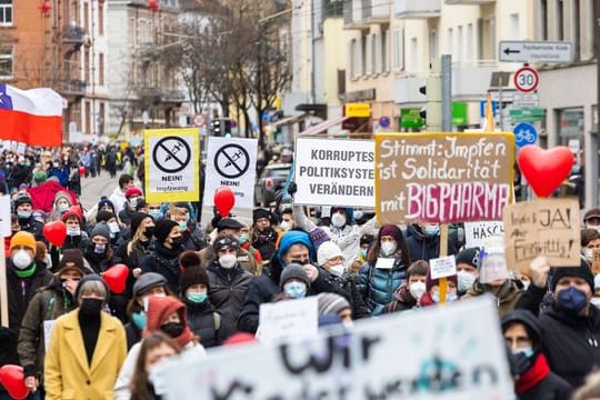 Teilnehmer der Demo gegen die Corona-Maßnahmen gehen in Freiburg auf die Straße.