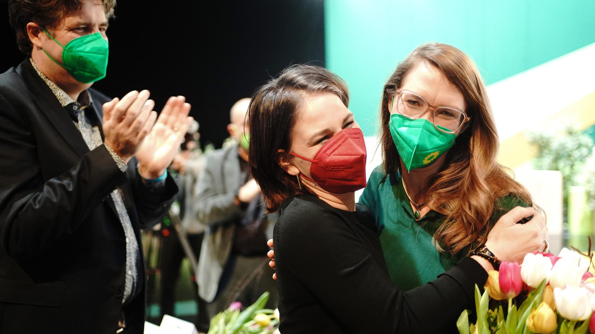 Annalena Baerbock gratuliert der neuen Politischen Bundesgeschäftsführerin Emily Büning.