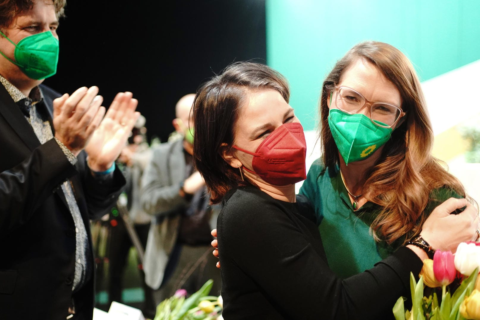 Annalena Baerbock gratuliert der neuen Politischen Bundesgeschäftsführerin Emily Büning.