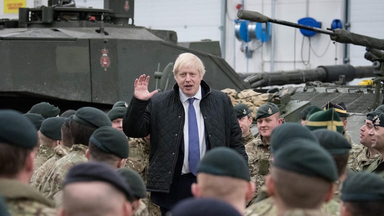 Boris Johnson besucht Truppen in Estland (Archivbild): Der britische Premier will Soldaten und Schiffe aussenden, um die Ost-Natopartner zu unterstützen.