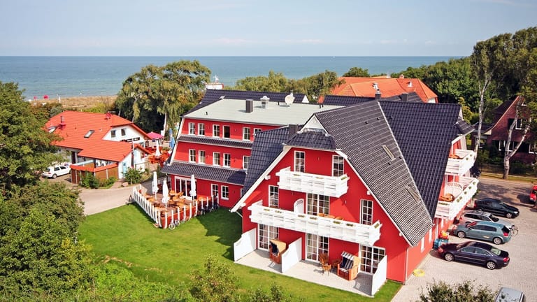 Das gemütliche Strandhotel Deichgraf lädt während Ihrer Ostseereise zum Verweilen ein.