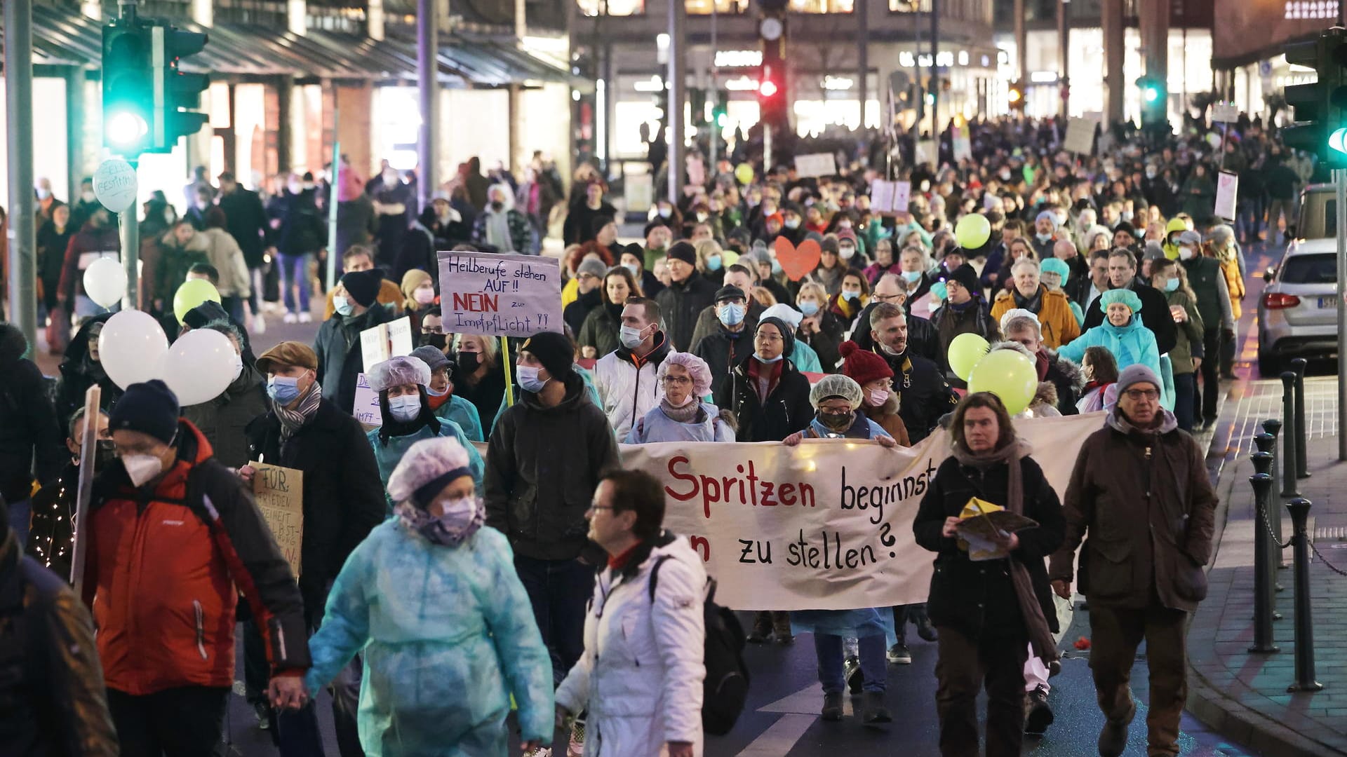 In Düsseldorf gingen Bürger auf die Straße, um gegen die Corona-Beschränkungen zu demonstrieren. In Düsseldorf gingen Bürger auf die Straße, um gegen die Corona-Beschränkungen zu demonstrieren.