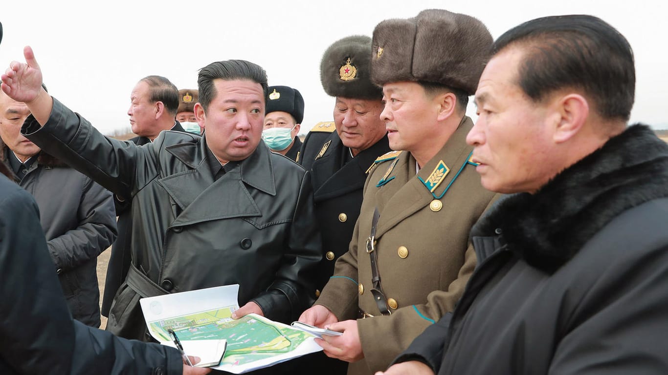 Nordkoreas Machthaber Kim Jong Un umringt von Mitarbeitern (Archivbild): Seine Militärs sollen erneut eine Rakete abgefeuert haben.