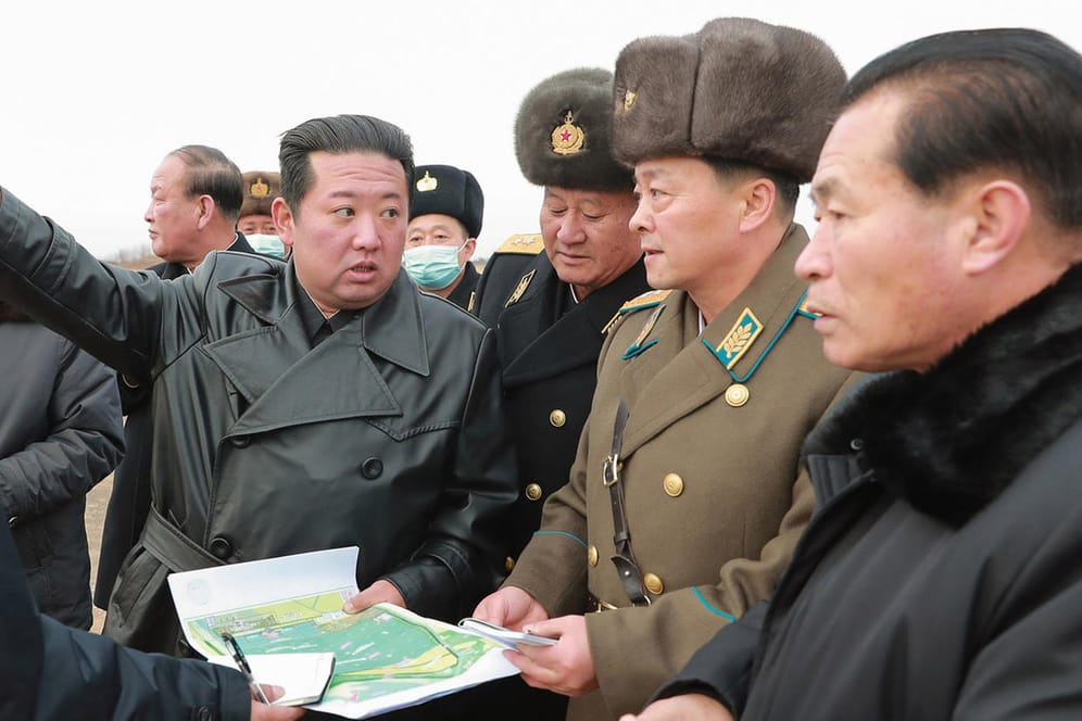 Nordkoreas Machthaber Kim Jong Un umringt von Mitarbeitern (Archivbild): Seine Militärs sollen erneut eine Rakete abgefeuert haben.