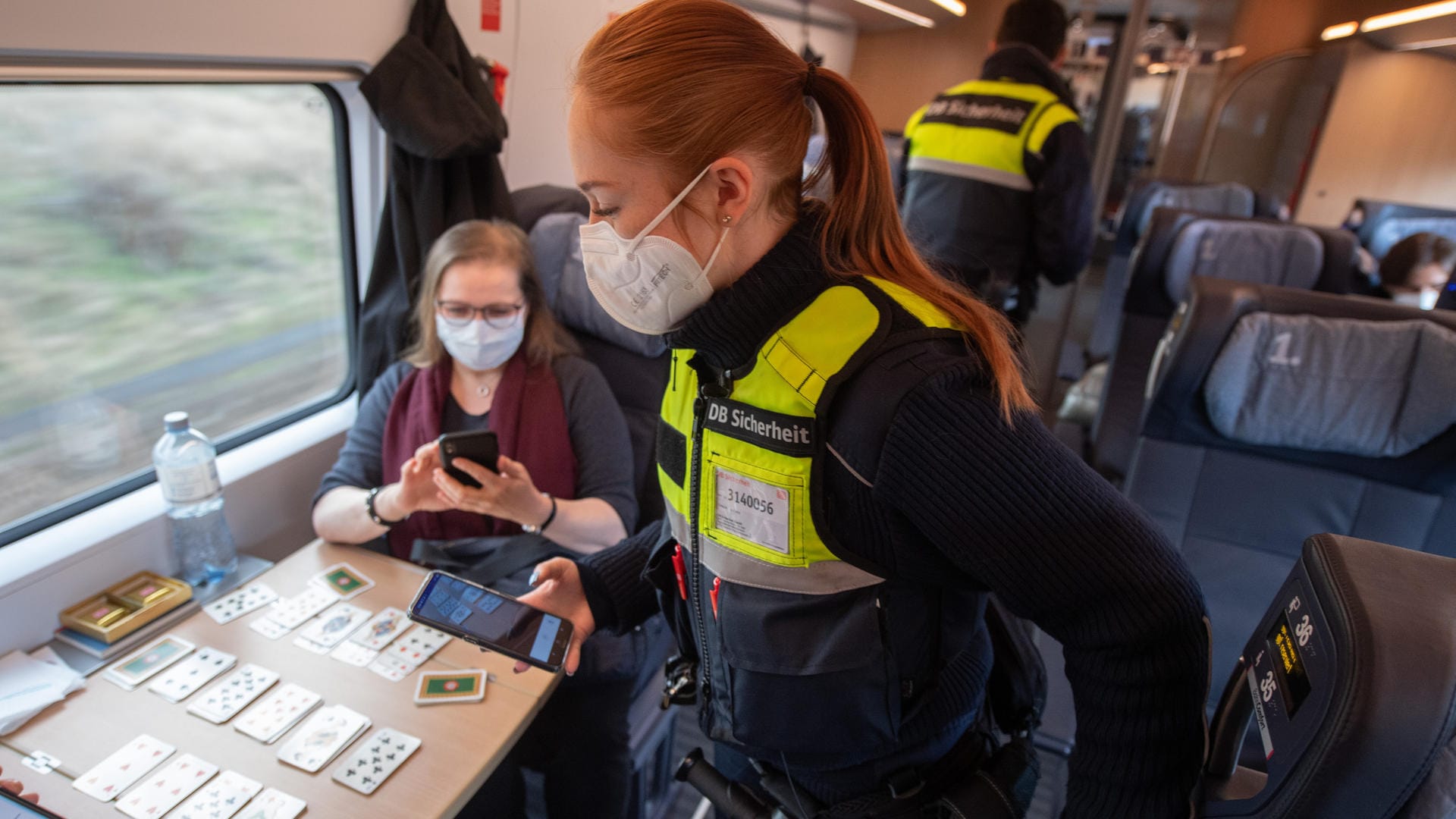 In einem Zug wird die 3G-Regel kontrolliert (Symbolbild): Am Wochenende wurden dem RKI etwas weniger Neuinfektionen gemeldet. In einem Zug wird die 3G-Regel kontrolliert (Symbolbild): Am Wochenende wurden dem RKI etwas weniger Neuinfektionen gemeldet.