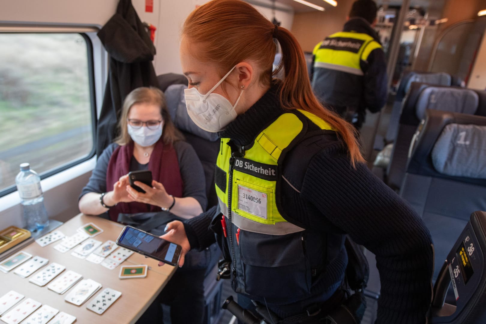 In einem Zug wird die 3G-Regel kontrolliert (Symbolbild): Am Wochenende wurden dem RKI etwas weniger Neuinfektionen gemeldet.
