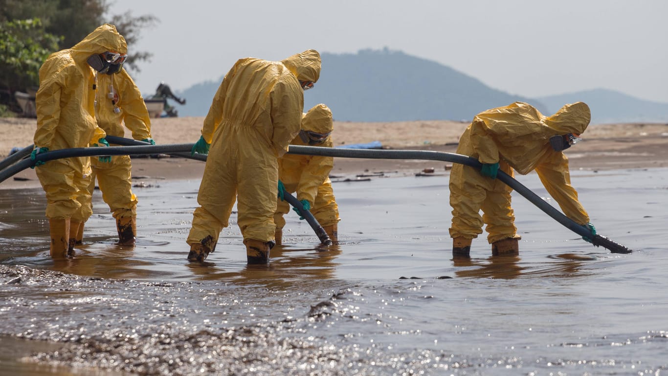 Soldaten in Schutzanzügen säubern den Strand bei Rayong: Ein Ölteppich hat das Urlauberparadies in Thailand verschmutzt.