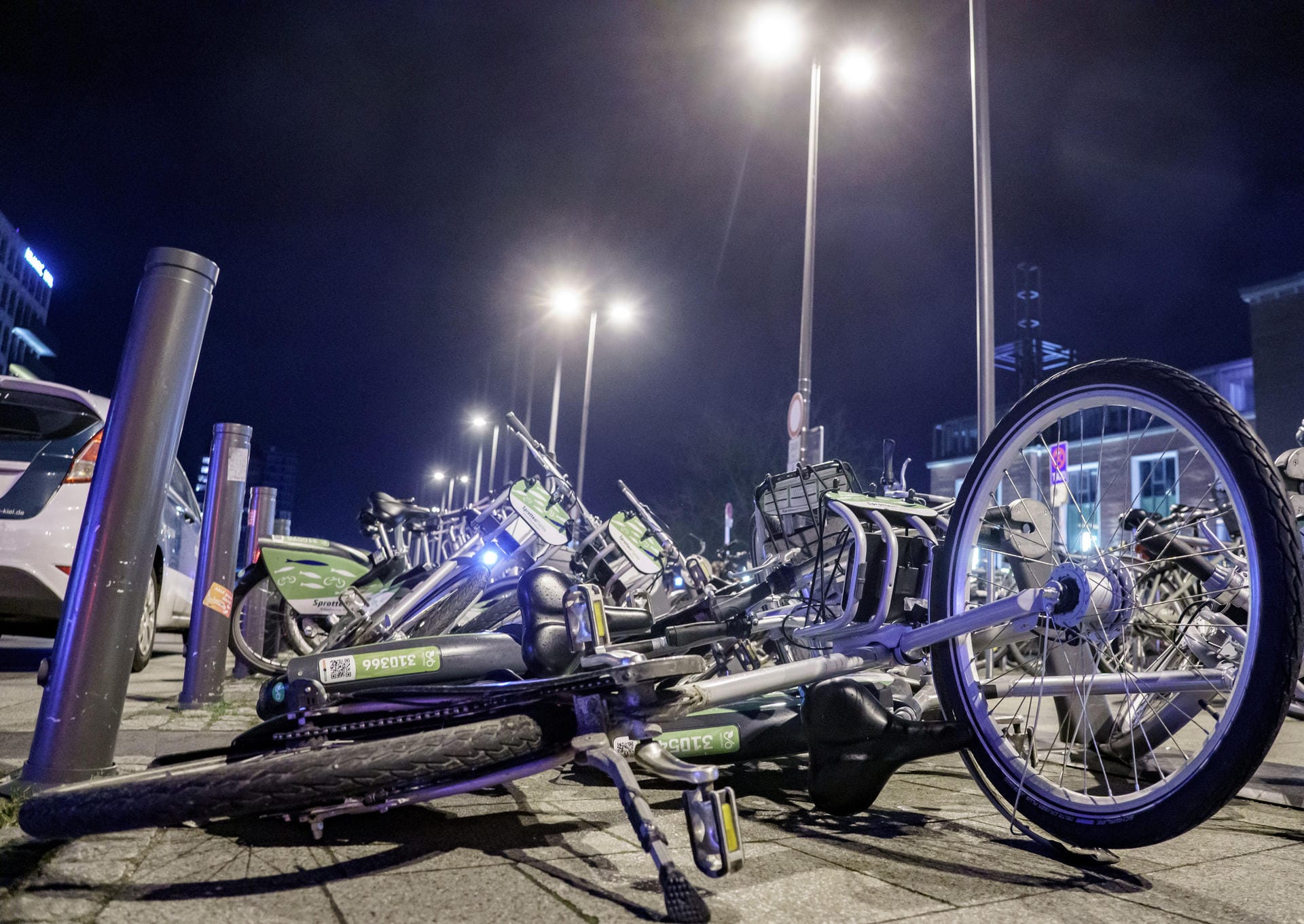 Fahrräder eines Leihservices liegen umgekippt von Windböen vor dem Kieler Hauptbahnhof.