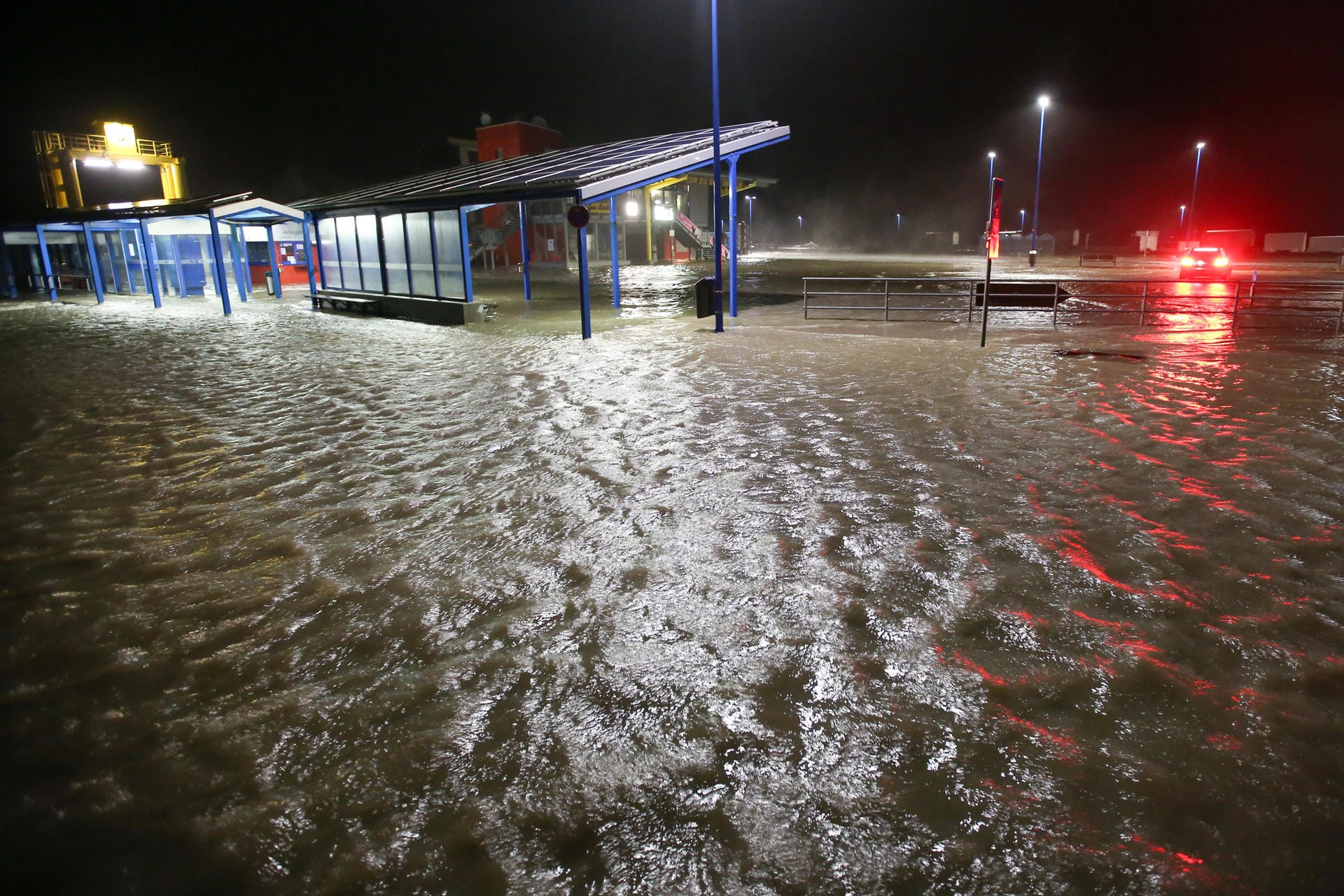 In Dagebüll steht das Hochwasser an einem Anleger.