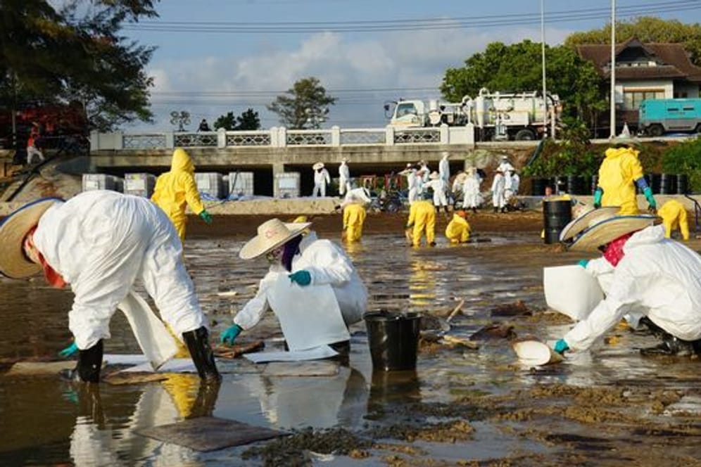 Verschmutzter Strand in Thailand: Nun weiß man, dass viel mehr Röhöl ausgeflossen ist als angenommen.
