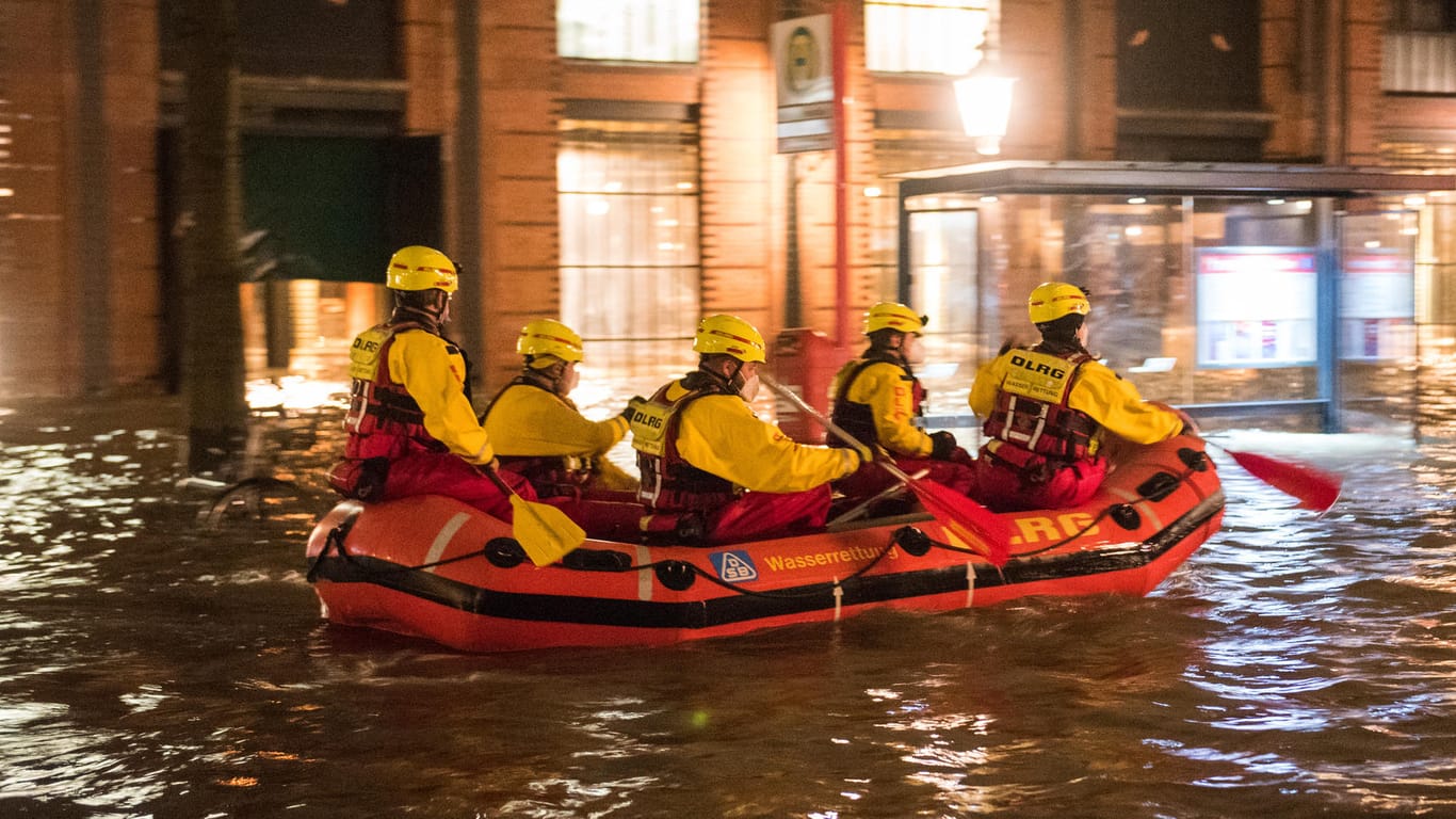 Retter der DLRG fahren mit einem Schlauchboot am überschwemmten Hamburger Fischmarkt entlang: Sie musste aber keine Menschen retten.