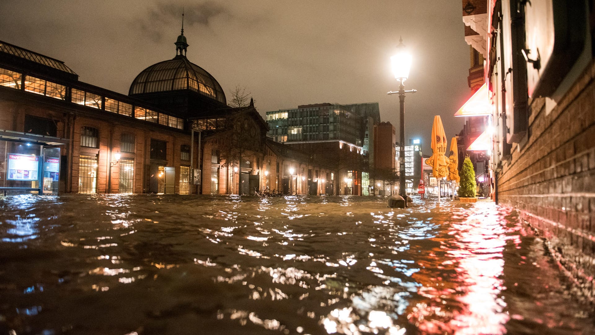 Die Straße am Fischmarkt mit der Fischauktionshalle an der Elbe steht während der Sturmflut unter Wasser. Helfer der DLRG brachten sich mit Schlauchbooten in Stellung.