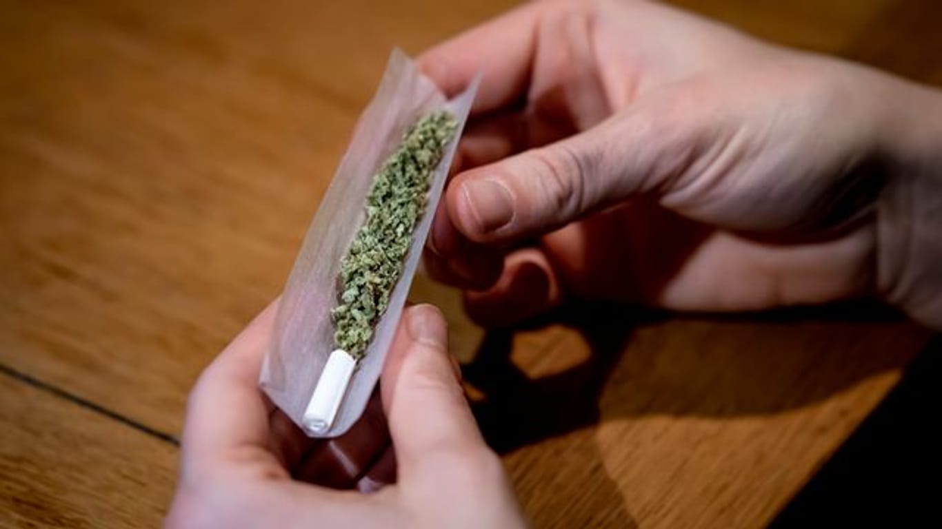 Cannabis-Konsum (Symbolbild): Cannabis soll bald in Deutschland legal erhältlich sein, eine Studie zeigt nun überraschende Zahlen.