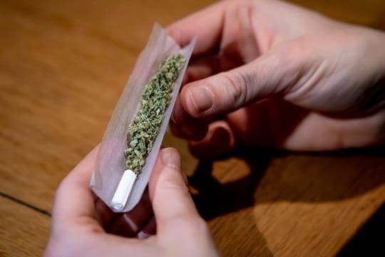 Cannabis-Konsum (Symbolbild): Cannabis soll bald in Deutschland legal erhältlich sein, eine Studie zeigt nun überraschende Zahlen.