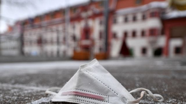 Experten vermuten, dass die RKI-Zahlen nur einen Teil der tatsächlichen Infektionen darstellen. Experten vermuten, dass die RKI-Zahlen nur einen Teil der tatsächlichen Infektionen darstellen.