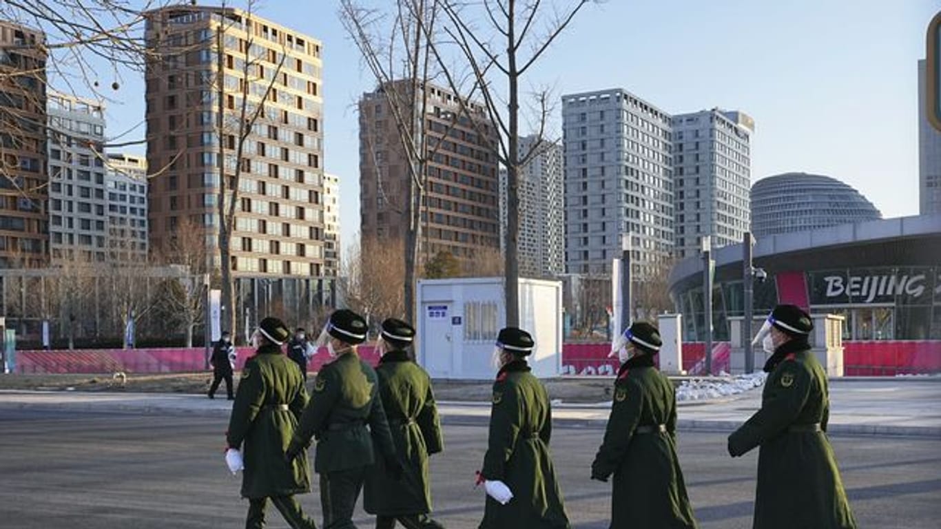 Polizisten patrouillieren in der Nähe des Athletendorfs in Peking.