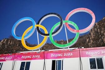 Die olympischen Ringe sind im Zielbereich im Nationalen Ski-Alpin-Zentrum angebracht.