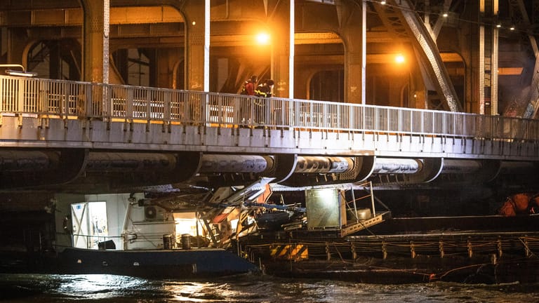 Zerstörtes Führerhaus eines Schiffes: Bei dem Unfall an der Freihafenbrücke werden zwei Menschen verletzt.