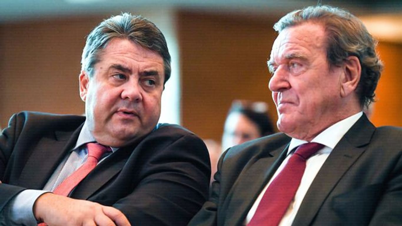 Zwei Ex-SPD-Chefs kritisieren den Kurs von Olaf Scholz: Sigmar Gabriel (l) und Gerhard Schröder.