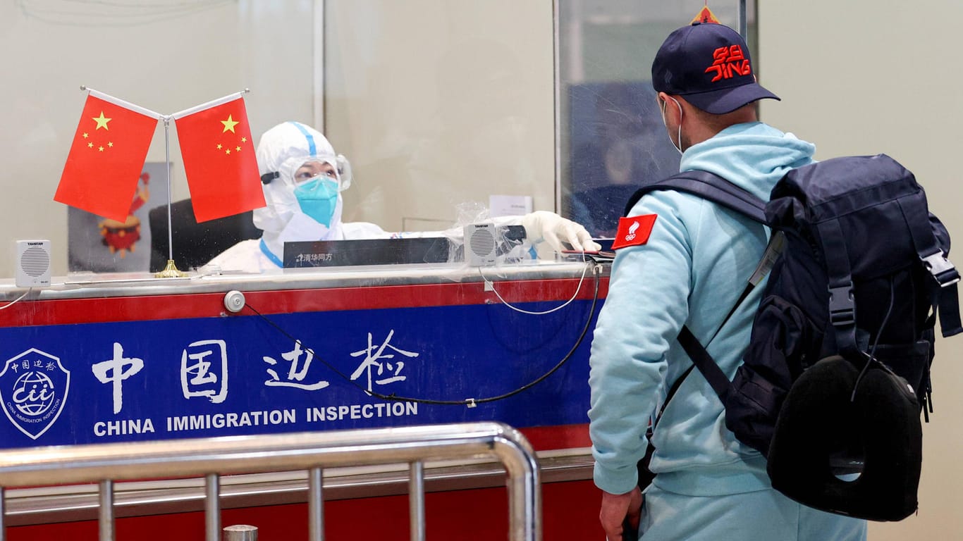 Kontrolle am Pekinger Flughafen: Bei der Einreise wurden nun weitere Corona-Infektionen bei Olympioniken festgestellt.