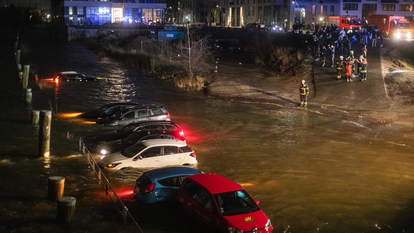 Autos im Wasser in der Hafen-City: Der Parkplatz eines Neubaugebiets stand unter Wasser.