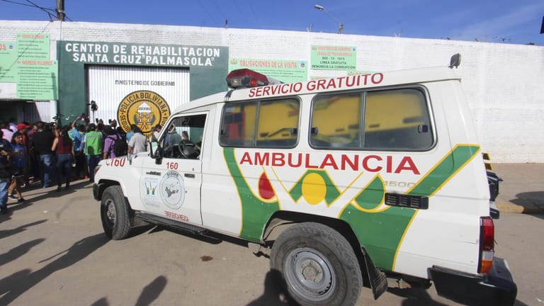 Ambulanz in Bolivien (Symbolfoto): Bei einem Busunglück sind in dem Land mindestens elf Menschen ums Leben gekommen.