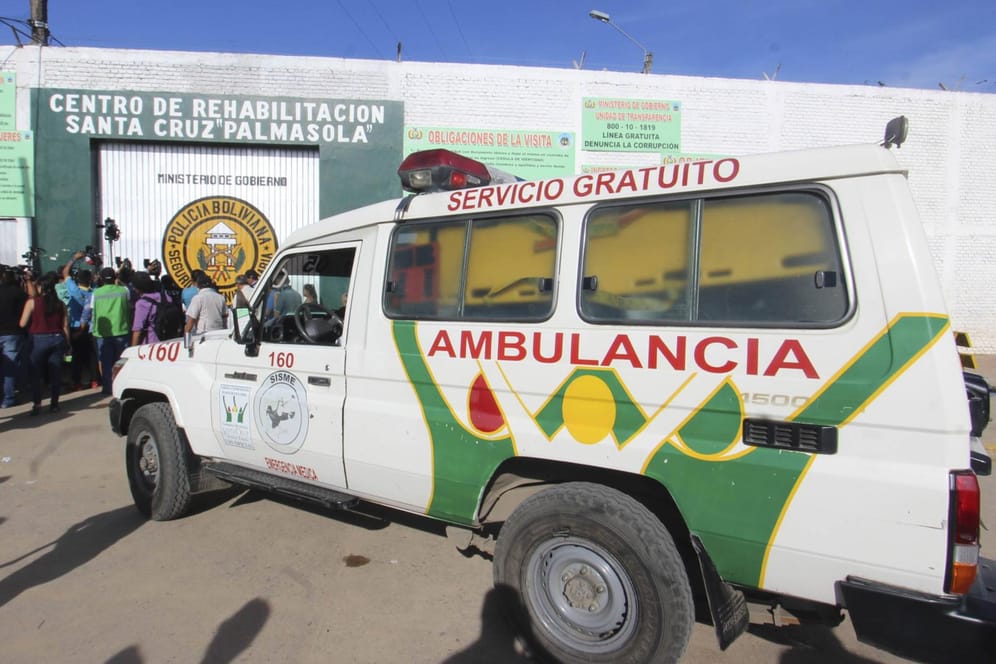 Ambulanz in Bolivien (Symbolfoto): Bei einem Busunglück sind in dem Land mindestens elf Menschen ums Leben gekommen.
