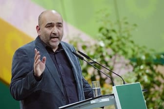 Grünenpolitiker Omid Nouripour spricht beim Bundesparteitag von Bündnis 90/Die Grünen.