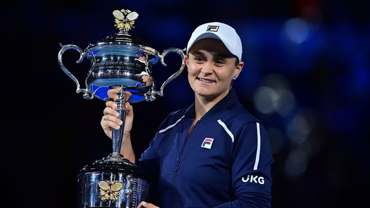 Ashleigh Barty hält den Siegerpokal.