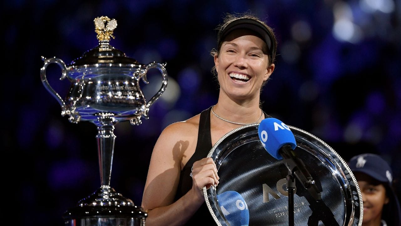 Die US-Amerikanerin Danielle Collins lächelt bei ihrer Rede nach dem Finale bereits wieder.