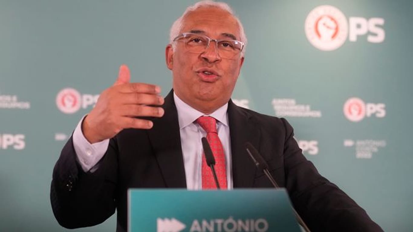 António Costa von der Sozialistischen Partei in Portugal spricht zu seinen Anhängern nach Bekanntgabe der Wahlergebnisse.
