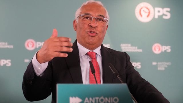 António Costa von der Sozialistischen Partei in Portugal spricht zu seinen Anhängern nach Bekanntgabe der Wahlergebnisse.