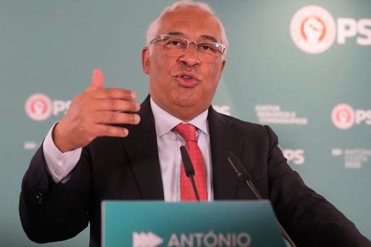 António Costa von der Sozialistischen Partei in Portugal spricht zu seinen Anhängern nach Bekanntgabe der Wahlergebnisse.