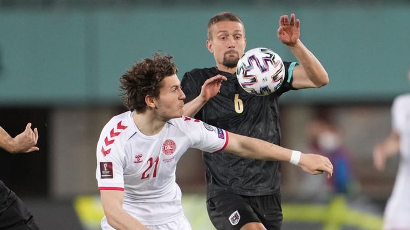 Dänemarks Jonas Wind (l) kämpft mit Österreichs Stefan Ilsanker um den Ball.