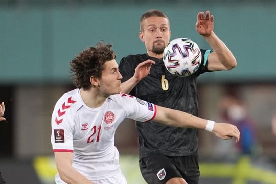 Dänemarks Jonas Wind (l) kämpft mit Österreichs Stefan Ilsanker um den Ball.