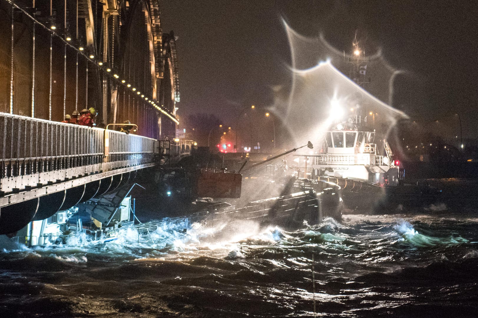 Ein Binnenschiff hängt unter der Freihafenelbbrücke fest: Die Besatzung konnte gerettet werden.