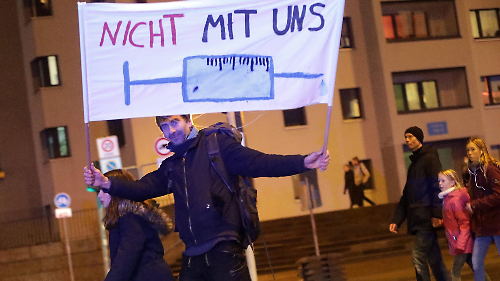 Corona-Demo (Symbolfoto): Weil Familien durch Corona-Leugner zerbrechen, bilden sich erste Selbsthilfegruppen.