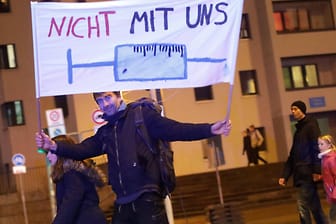 Corona-Demo (Symbolfoto): Weil Familien durch Corona-Leugner zerbrechen, bilden sich erste Selbsthilfegruppen.