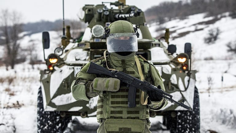 Russischer Soldat während einer Militärübung: Russland hat bereits erste Militärtechnik ins Nachbarland Belarus verlegt.
